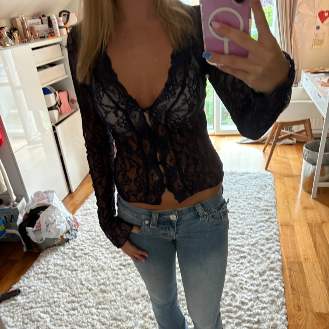 Mörkblå spetsblus med v-ringning