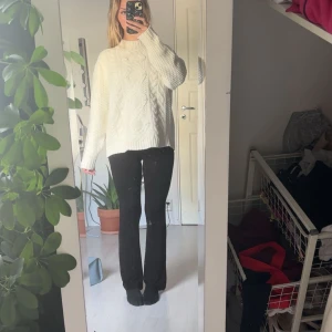 Vit stickad tröja från 157 - Supermysig vit stickad tröja från 157 i storlek S. Tröjan har grovt kabelstickat mönster framtill, ribbade muddar och rund hals. Perfekt för lager-på-lager och chill höst- och vinterdagar. Snygg oversized passform och riktigt skön att bära. Använd fåtal gånger.