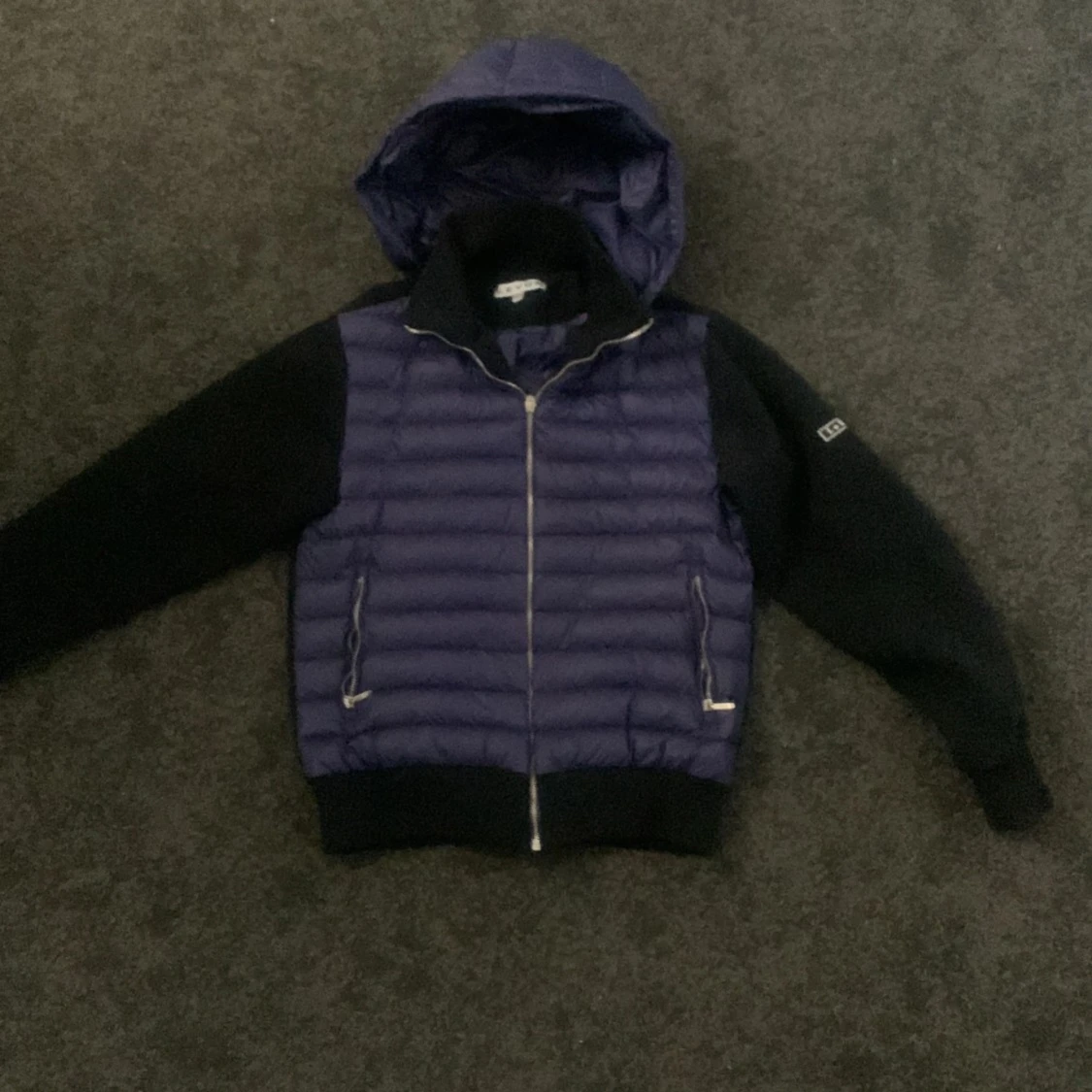 Blå och svart pufferjacka från LeVon