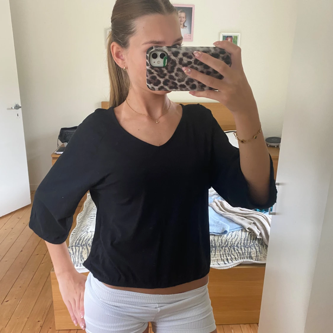 Svart v-ringad blus med trekvartsärm - 1