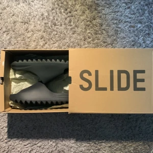 Adidas Yeezy Slide Onyx  - Säljer dessa helt nya yeezy slides för bra pris👍
