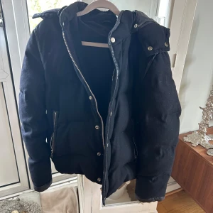 Svart pufferjacka från Sandro - svart pufferjacka från Sandro perfekt nu till hösten. storlek S, kan gå ner i pris vid snabb affär.KAN ACCEPTERA BYTE!!