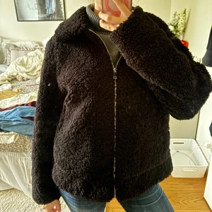 Svart teddyjacka med dragkedja❤️❤️ - Säljer min älskade o mysigaste Teddyjacka från Zara, använt lite men inte så mycket❤️❤️