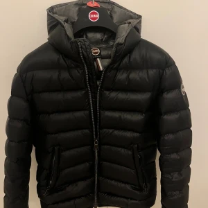 Colmar jacka - Säljer nu min colmar jacka som jag haft två vintrar. Den har nu tyvärr blivit för liten. Storlek 42 vilket jag skulle säga motsvarar Xs/S. Jätte fint skick det ända är att C:t på baksidan är lite bortskavt som ses på sista bilen. Skriva gärna vid frågor eller för fler bilder! Kanske godkänner prisförslag. 