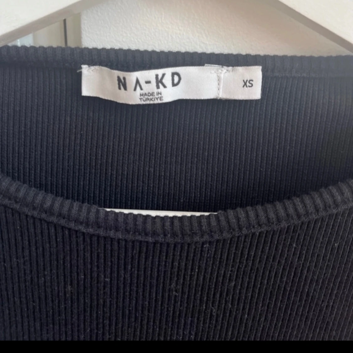 Svart ribbad topp från NA-KD - 1