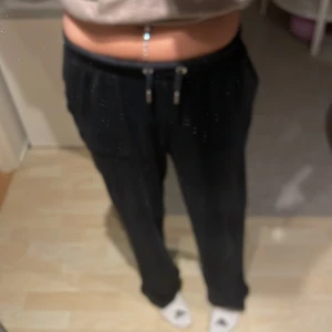 Svarta mjukisbyxor Juicy Couture - Svarta mjukisbyxor från Juicy Couture med snörning i midjan och snygga fickdetaljer bak. Byxorna är i mjuk velour med klassisk Juicy-logga på metalldetaljerna. st 15-16years , skriv för mer bilder☺️pris kan självklart dokumenteras!