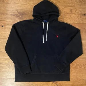 Ralph Lauren hoodie - Perfekt skick, utan defekter. Storlek L, men sitter som en M, sitter perfekt på mig som är cirka 182 cm. Kom gärna med prisförslag eller andra frågor!