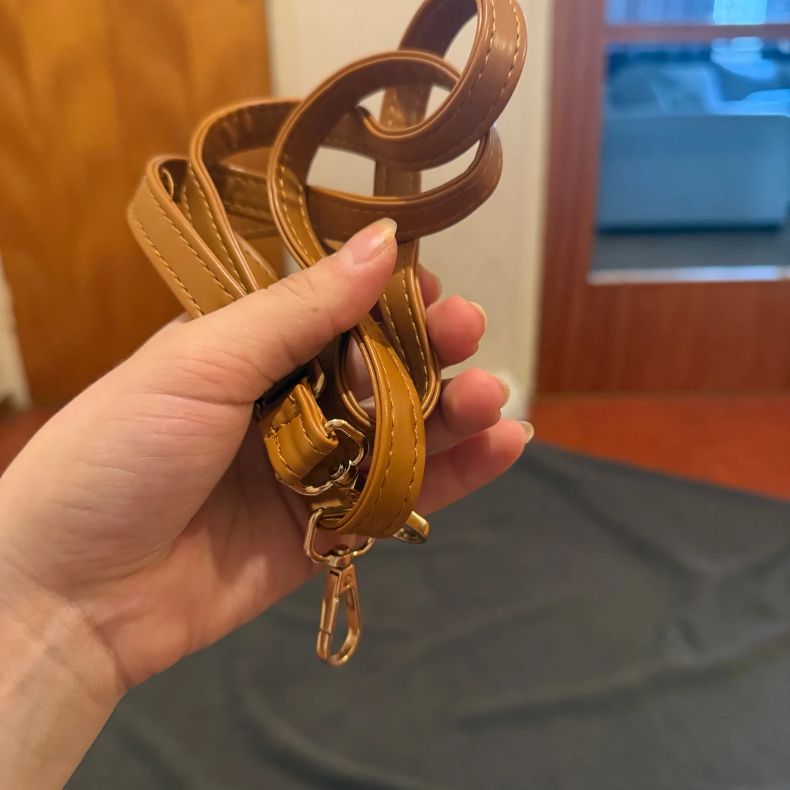 Beige handväska med logomönster - 3