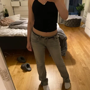 Gråa flare jeans ifrån Ltb  - Säljer ett par gråa jeans från LTB med klassisk femficksdesign och flare ben. Byxorna har normal passform och lågmidjade, tillverkade i mjukt bomullsmaterial. Perfekta för en chill och stilren look. Dom är i storlek 29/30.