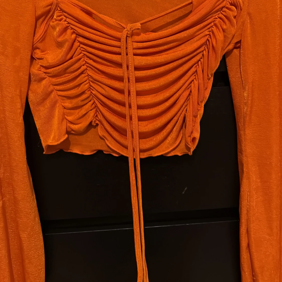 Orange croppad topp med snörning