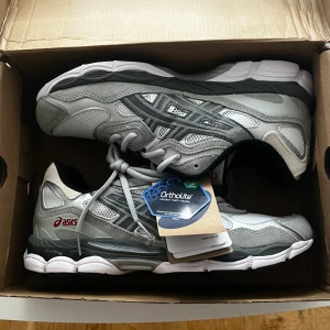 Asics gel grey - Helt nya aldrig ens rörda. Perfekt skor inför höst säsong för dig som vill sticka ut. Skickar nästa dag! 
