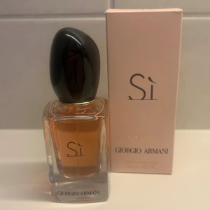 Giorgio Armani Sì Eau de Parfum 30ml - Säljer en parfymflaska från Giorgio Armani, Sì Eau de Parfum, 30 ml. Kommer med originalförpackning i ljusrosa kartong. Säljer då jag inte tycker doften passar mig (använd ett fåtal gånger, se bild)