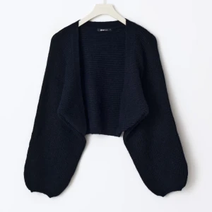 Mörkblå kofta  - Jätte söt slutsåld marinblå kofta ifrån Gina tricot💙använd en gång 