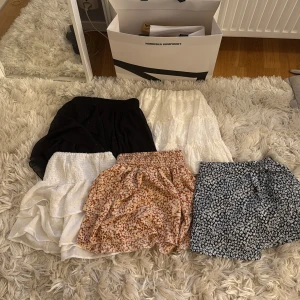 5-pack volangkjolar!!! - den sista har ett litet hål eftersom den är sydd om själv men det går att fixa!!!! ungefär storlek xs 🫰🏼🫰🏼💓💓💓💘💘