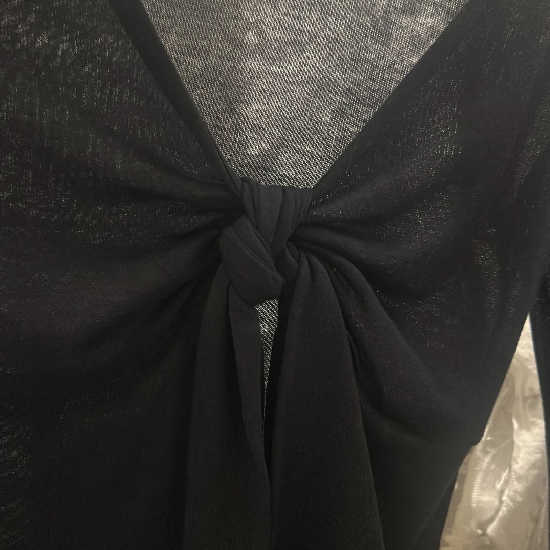 Svart omlottopp med knyt från Gina Tricot - 1