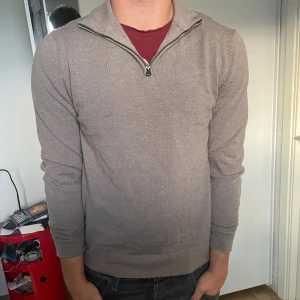 Beige half zip - Från THESE GLORY DAYS, fint skick, stl: M
