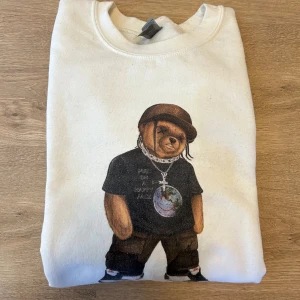 Travis scott - En riktig snygg tjocktröja, inga defekter och i väldigt bra kvalité. Vid några funderingar är det bara att skriva i dm! 