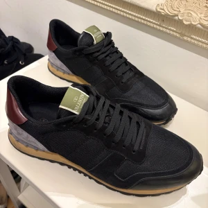 Valentino Rockrunners - Valentino rockrunner skor i storlek 45/ riktigt snygga och perfekta nu till höst och vinter, Bra skick med små tecken på använding ny pris ca 7000