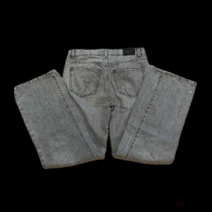 Gråa wide jeans - Snygga grå jeans med breda ben. Jeansen har en rak och loose fit.