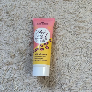 Essence 24/7 Hand Cream & Mask - Essence 24/7 handkräm och mask med ginseng i en tub på 75 ml. Tuben är rosa och gul med leopardmönster och vit kork. Ger intensiv återfuktning och kan användas både som handkräm och mask. Perfekt för dig som vill ha mjuka händer hela tiden.