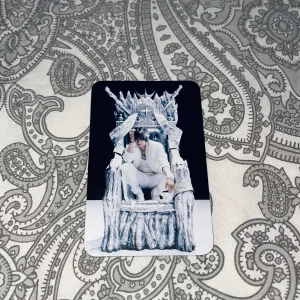 I.N lomocard - I.N lomocard från deras andra japanska album GIANT. Perfekt för dig som älskar K-pop och vill samla på unika idolbilder. Snygg design med en medlem på en tron och albumets logga på baksidan. Säljer den då jag har dubbletter av den här🤍