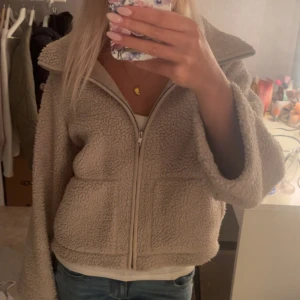 Teddyjacka - säljer min teddyjacka från lager 157, Använs fåtal gånger. Inga defekter!