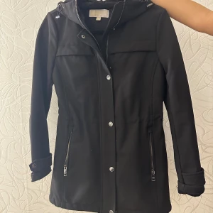 Mickael Kors  - Jätte fin Migkael Kors jacka, passar perfekt nu till hösten.