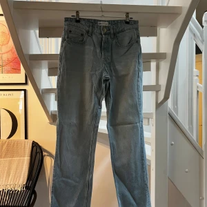 Zara jeans  - Raka jeans ifrån zara, medel midja. Stl 36
