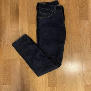Mörkblå jeans Evolv T/J 28/30 - Snygga mörkblå jeans från T/J i modellen Evolve. Säljer för jag aldrig använder ny pris 1199