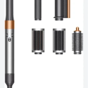 Dyson Airwrap multistyler med tillbehör - INTRESSEKOLL på minDyson Airwrap multistyler i grå och kopparfärg med flera utbytbara borst- och locktillbehör. Perfekt för att styla håret med olika effekter, från volym till lockar. Tillbehören är i plast och metall och passar till olika hårtyper. Hör av er vid frågor och funderingar!😘💞