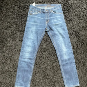 Ljusblå jeans från Tiger of Sweden 30/32 - Snygga ljusblå jeans från Candiani Denim i klassisk femficksmodell. Jeansen har raka ben och normal passform, tillverkade i italienskt premiumdenim. Perfekta för dig som gillar stilrena och tidlösa jeans med en fräsch tvätt.