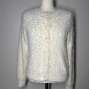 Fluffig stickad tröja med knappar Carin Wester  - Fluffig stickad tröja med knappar från Carin Wester. Storlek xs men passar även s. Endast testad. Ny utan prislapp. Köp sker via köp nu, jag postar inom 24h. Kvar tills markerad såld 