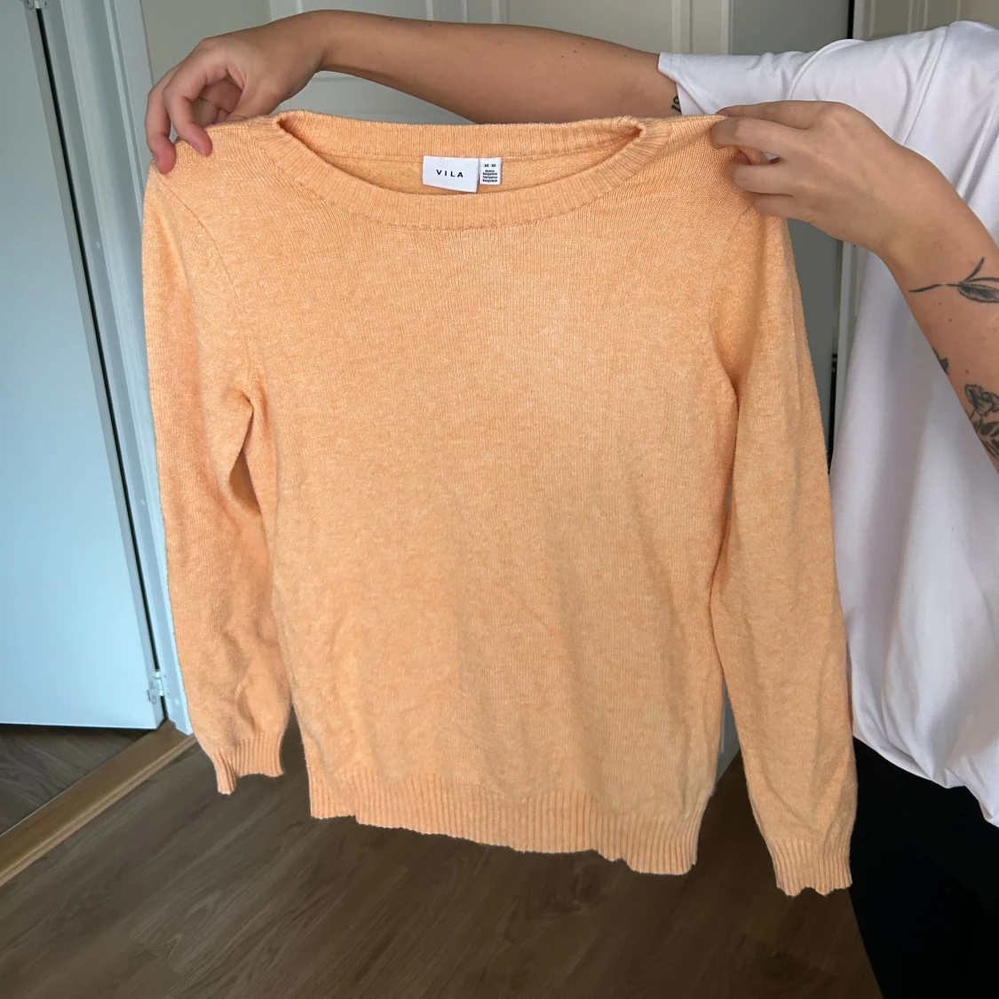 Ljus orange (aprikos) stickad tröja från Vila