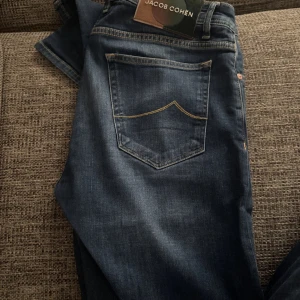 Blå jeans från Jacob Cohën - Överenskommelse. 