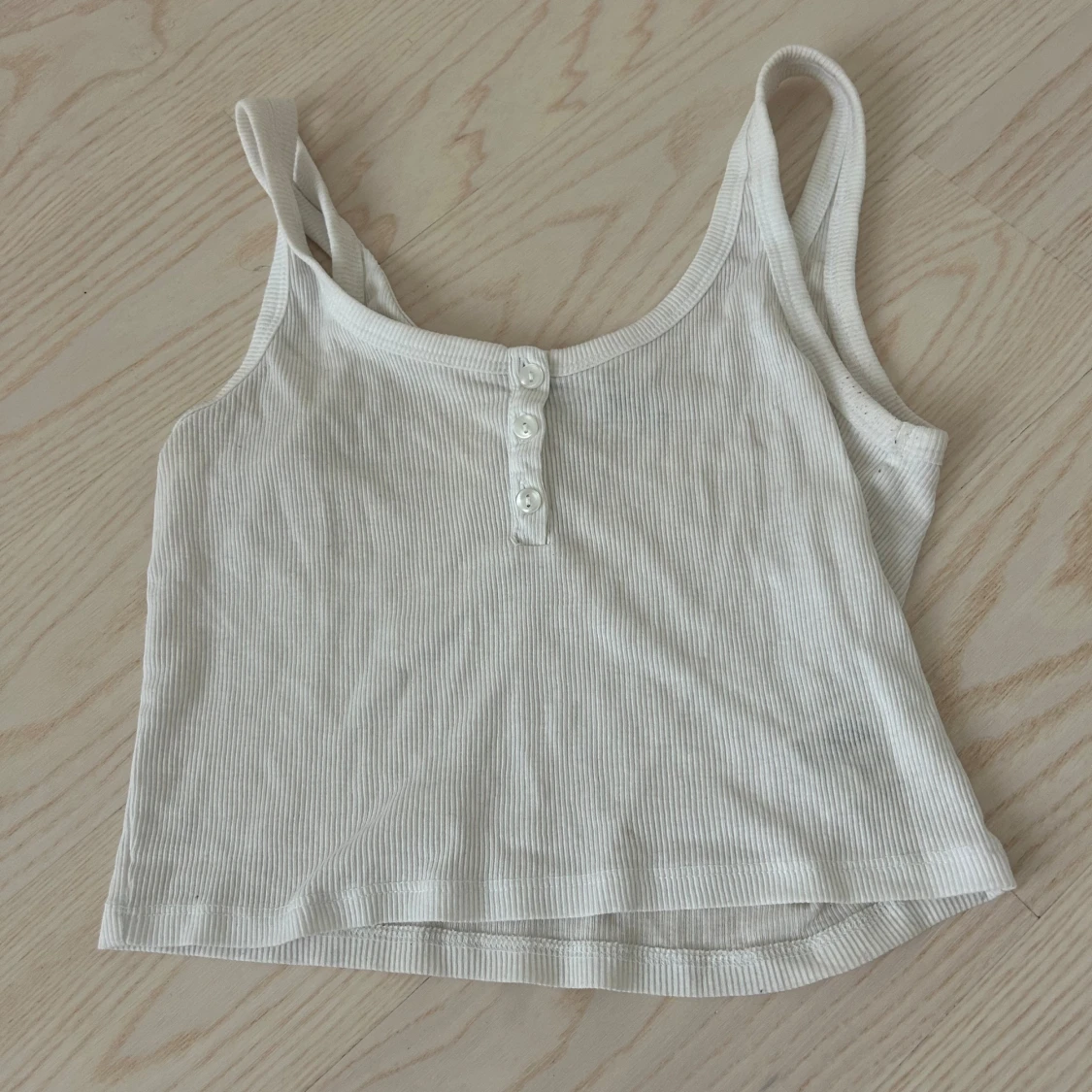 Vit ribbad linnetopp med knappar