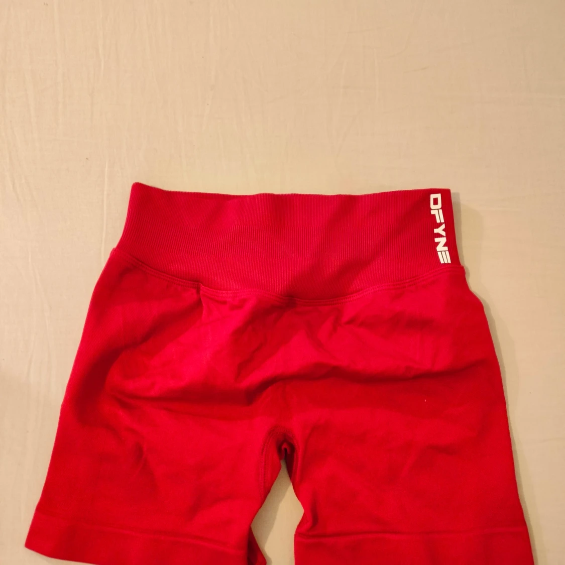 Röda DFYNE högmidjade träningsshorts - 1