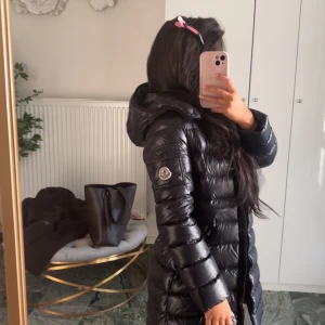 Moncler Jacka - Moka Hooded Down Jacket från Moncler  Jättefint skick använd en vinter. Storlek 152  Jag är 155 o har storlek XS Nypris 8500kr