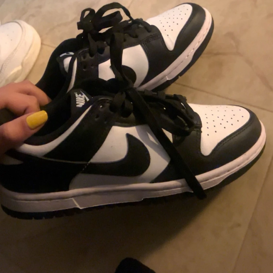 Nike Dunk Low svart/vit sneakers - 2