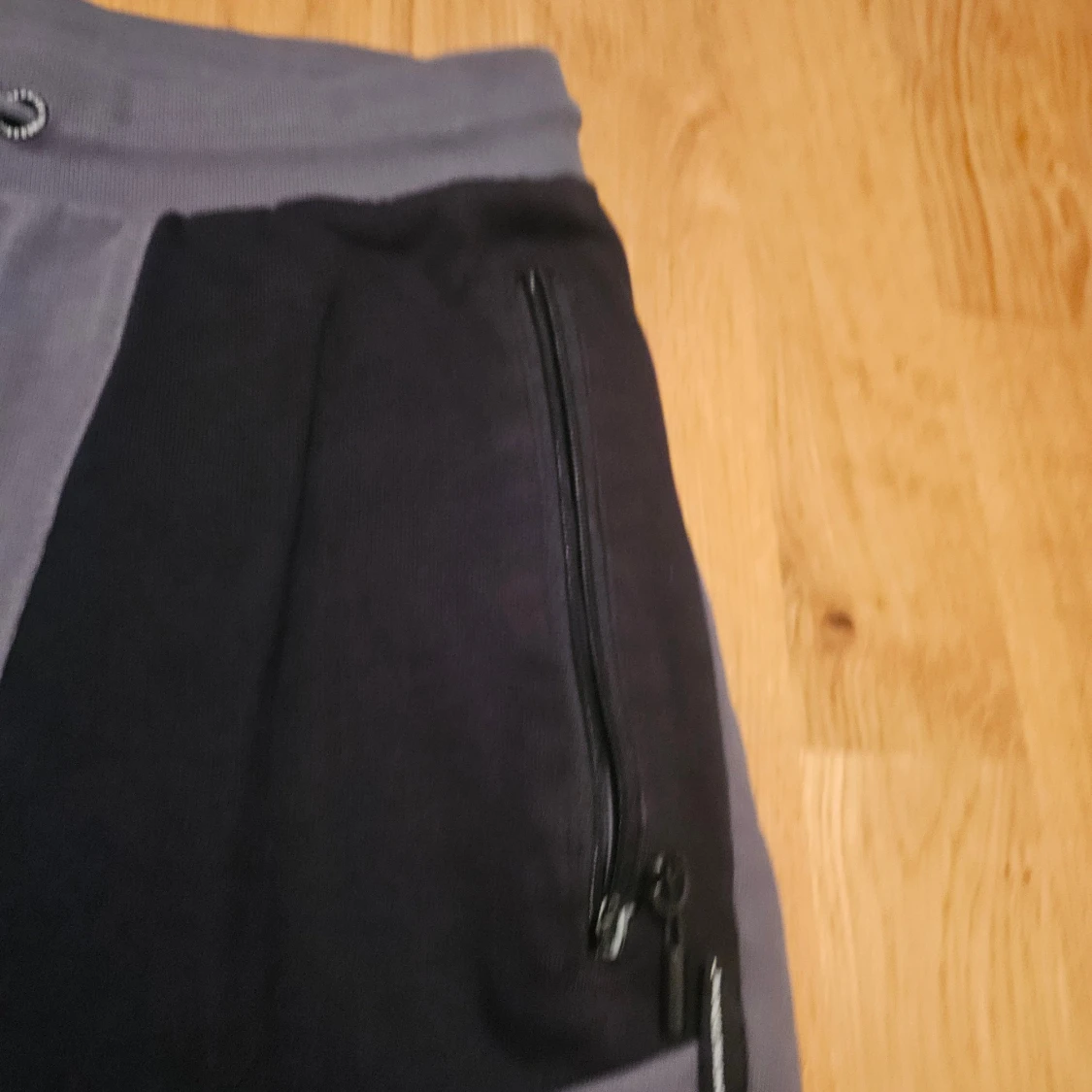 Grå Hoodrich mjukisbyxor med svarta detaljer - 3