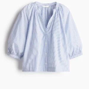 Randig blus med ballongärm - Säljer en populär blus med blåvita ränder och ballongärmar. Skjortan har v-ringning, knappar framtill och avslappnad passform. Använd fåtal gånger💞