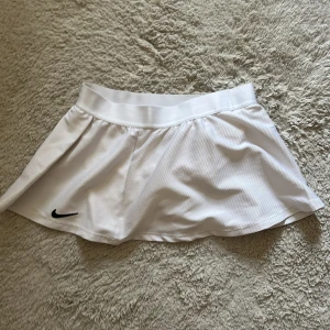 En vit Nike kjol - En vit Nike kjol som passar mig precis även fast jag har mycket större storlekar än den där. Jag som är 166cm så passar den typ, lite för kort elelr det betror på.