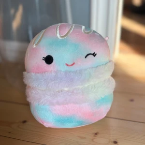 Squishmallow Lizma the Macaroon - Squishmallow – Lizma the Macaroon🩷 Perfekt för samlare eller som mysigt gosedjur! 	•	Storlek: 19 cm 	•	Skick: Som ny – inga fläckar, inte använd 	•	Har endast stått i fönsterkarmen 	•	Alla tags/lappar är tyvärr inte kvar  ✨ Pris: 100 kr ✨  Mjuk, squishig och redo för ett nytt hem!🩵
