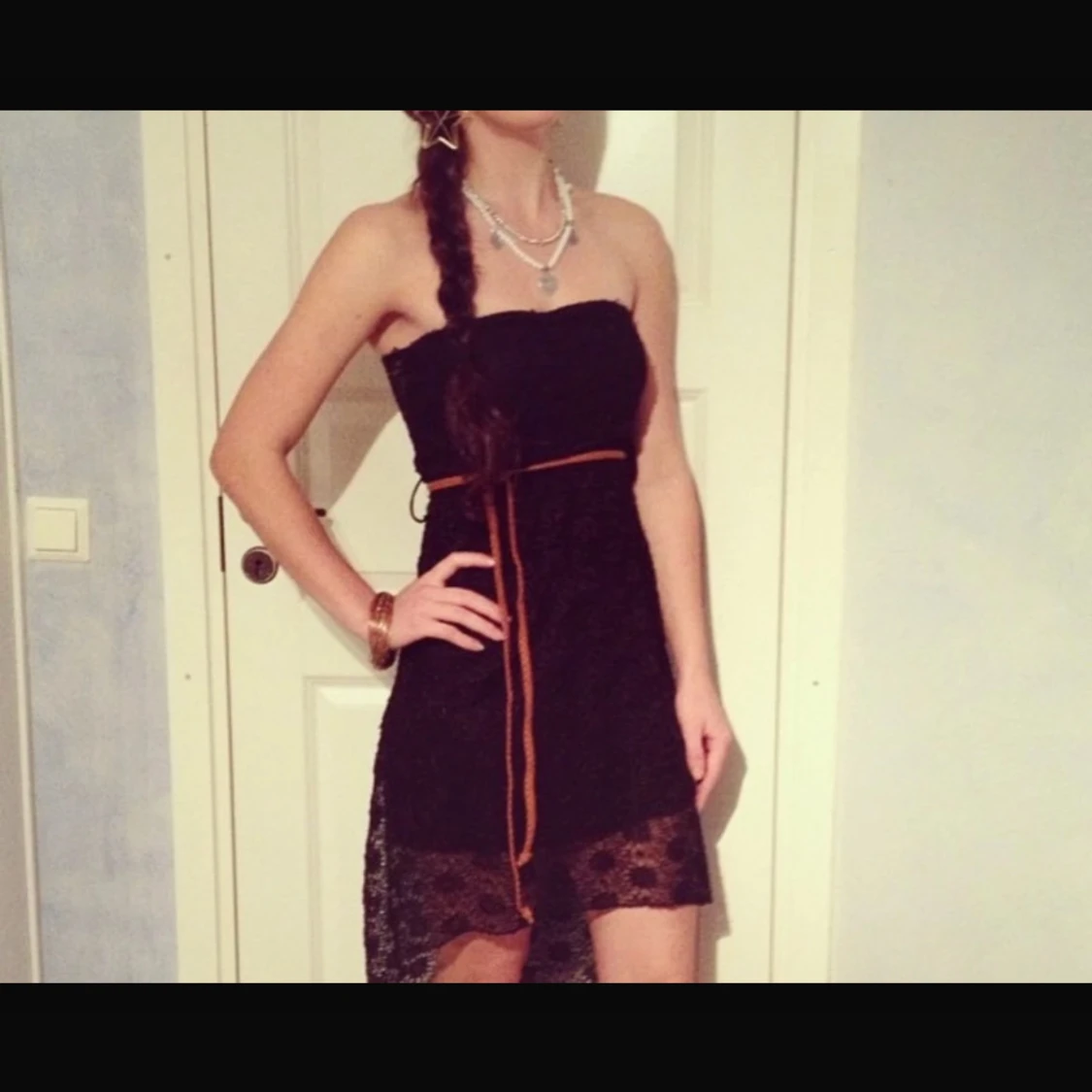 Svart spetsklänning med bälte