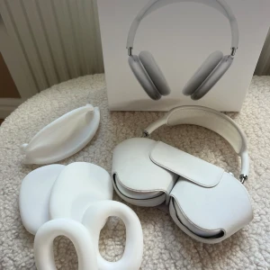 AirPods Max - Apple AirPods Max i silver, komplett med originalförpackning och tillbehör. Hörlurarna är i mycket gott skick med fräscha öronkuddar och inga synliga repor eller skador. Premium ljudkvalitet, aktiv brusreducering och elegant design. Perfekt för musik, film och samtal.