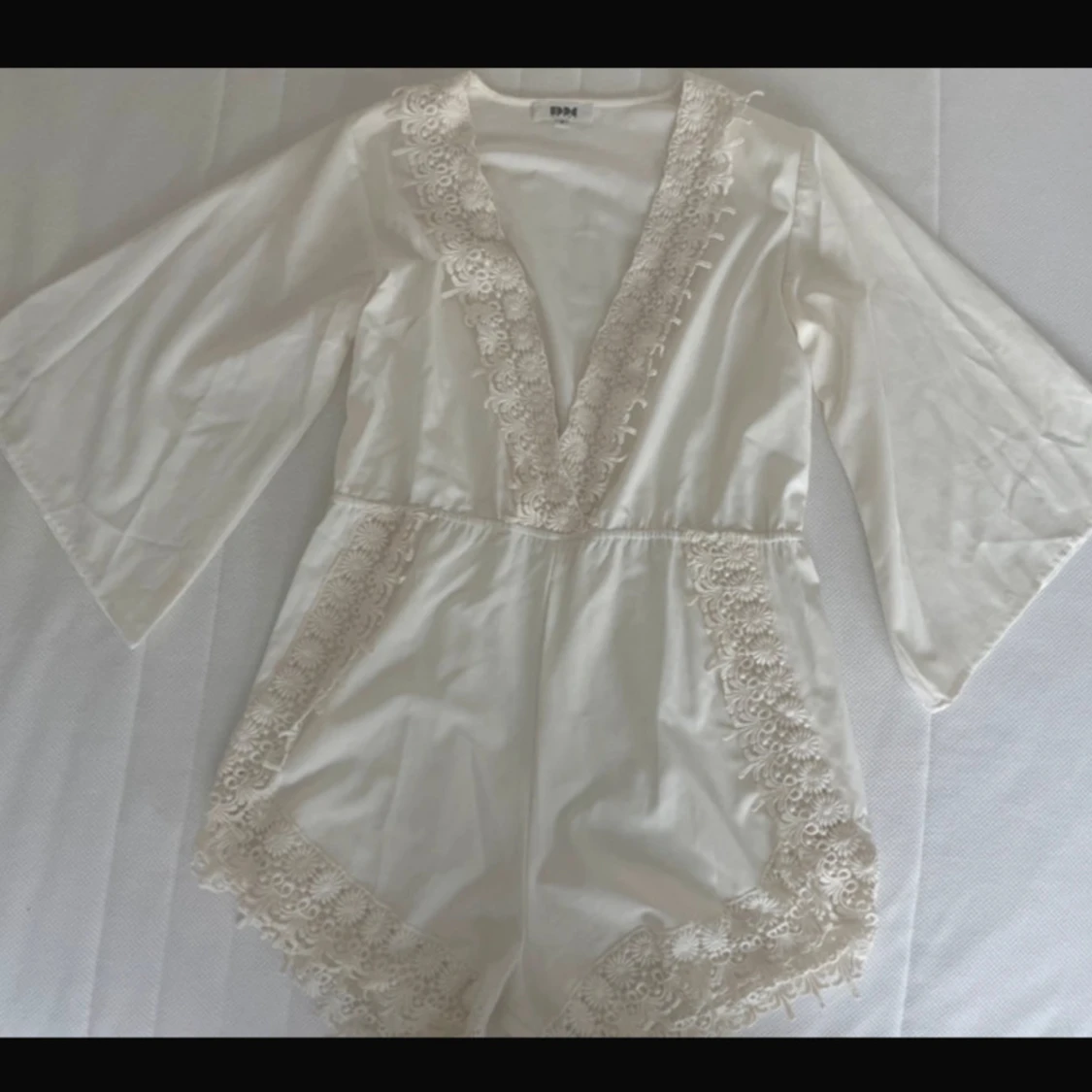 Vit jumpsuit med spetsdetaljer  - 2