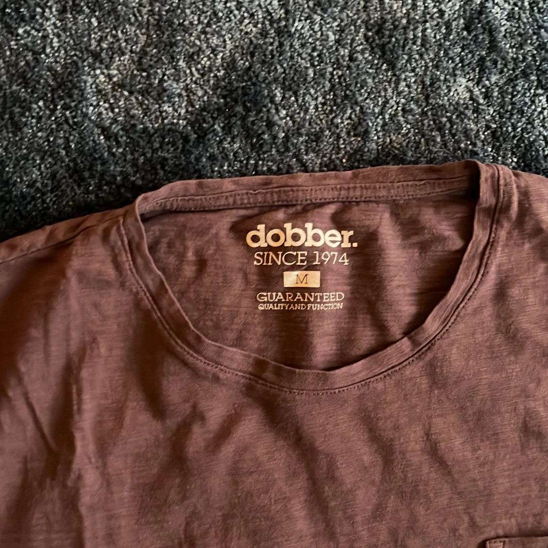 Brun t-shirt från Dobber med ficka - 1