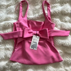 Rosa linnetopp med rosett 🥹🎀 - Säljer den finaste rosa toppen med stor rosett där bak!!💖