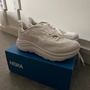 Hoka Clifton 10 - Nypris: 1999kr, knappt använda max 10 ggr