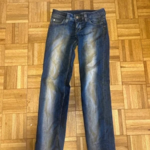 Weekday blå jeans straight fit - De populära Weekday jeansen