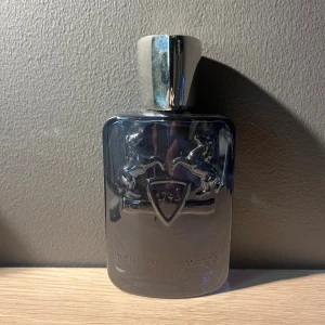 Parfums de Marly Sedley - Säljer min Parfums de Marly Sedley Eau de Parfum, 125 ml. Ungefär 80-85/125ml kvar. (Du kan se på bilderna) Skriv för frågor. Pris kan diskuteras vid snabb affär!